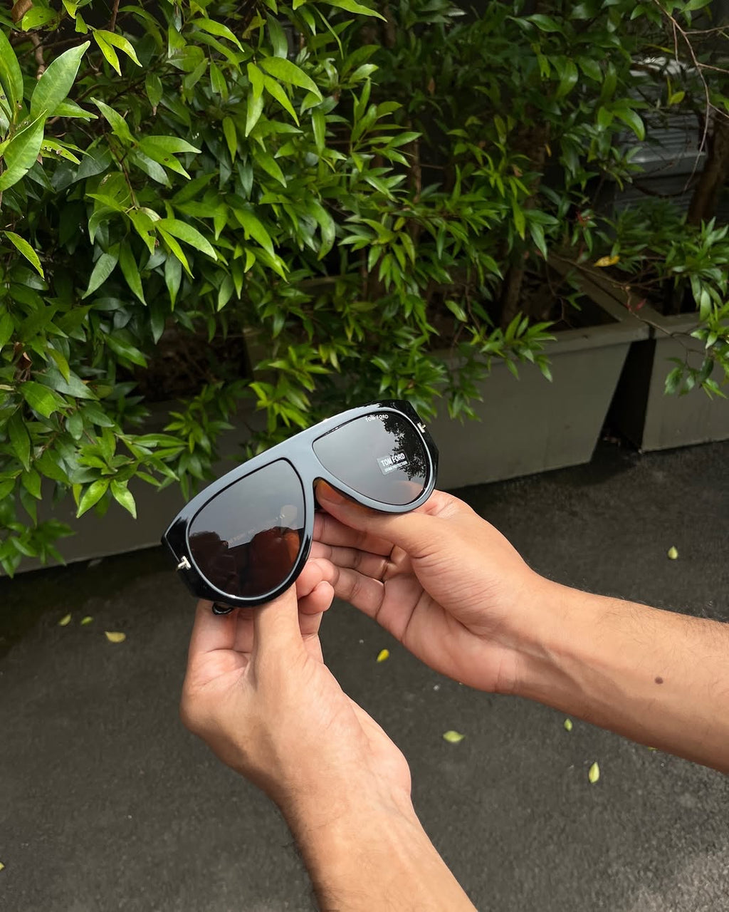 Bold Aviator Shield Sunglasses — Glossy Black